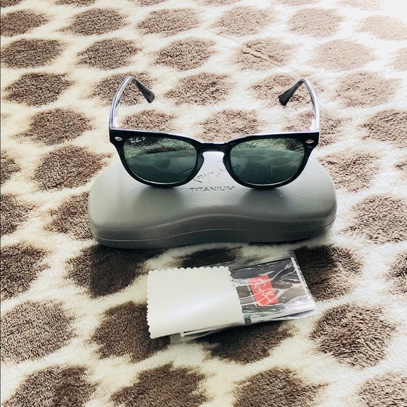 Ray-Ban sunglasses. Like new - Picture 3 of 4